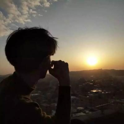 阳光忧郁文艺的男生头像图片