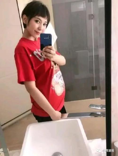 古力娜扎姐姐怀孕,小腹微凸孕味十足,夫妻贴耳秀恩爱太甜蜜