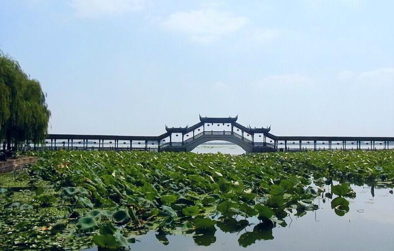  p>锦溪景区位于昆山市西南23公里处,东与上海市青浦区接壤,西与苏州