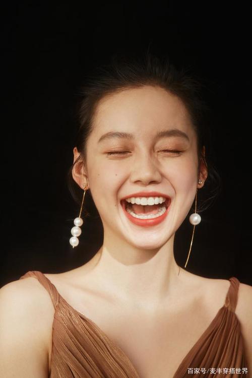 孙伊涵对镜大笑眼角皱纹很真实,配香槟色v领裙,冷艳又