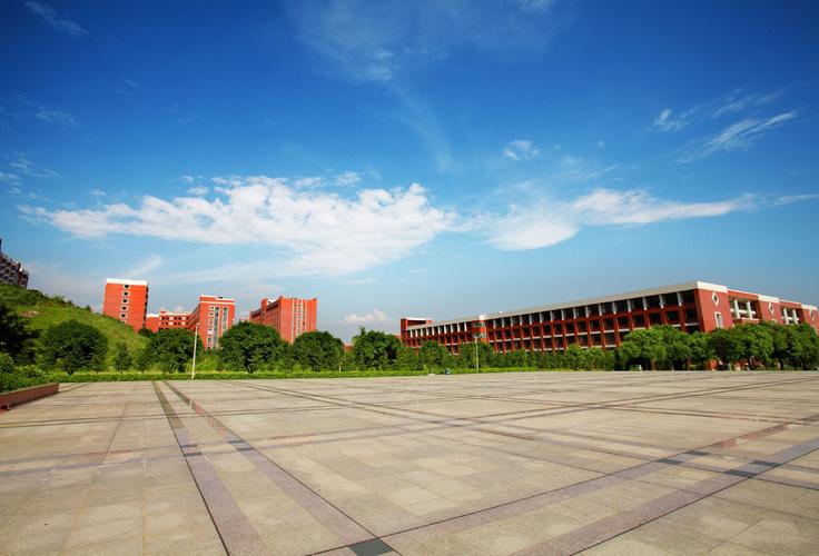 操场-广东财经大学华商学院继续教育学院