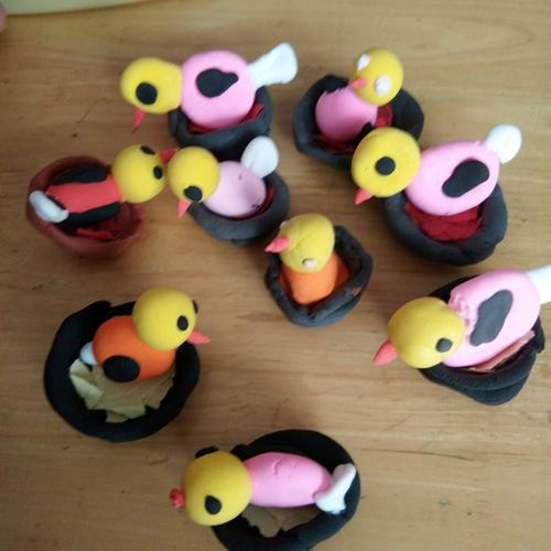 万北村幼儿园中二班太空泥手工《我为小鸟筑个家》