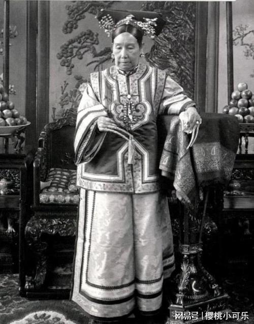 慈禧真实老照片被美国博物馆珍藏百余年老佛爷长相如何