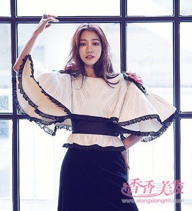 朴信惠中分烫大卷发发型