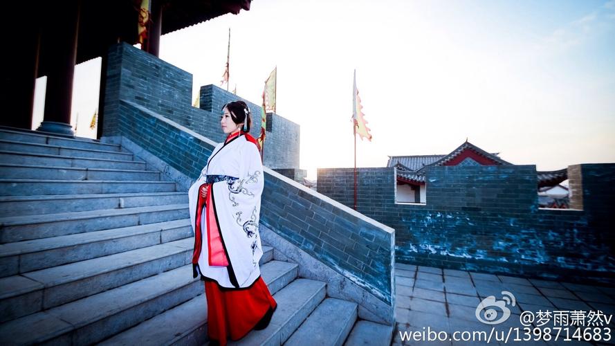 " 摄影:@凌_泽少 服饰:@如梦霓裳汉服网 发饰:@欣梦阁 地点:@恒业