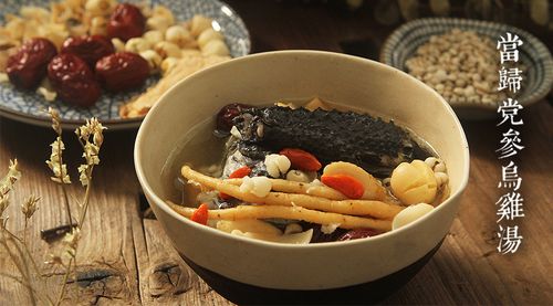 【材料】:乌鸡 半只,当归 3片,党参 2根,黄芪 5克,红枣 6颗,薏米,百合