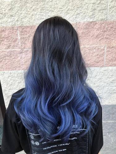 不仅不怕伤到头皮  而且还不怕掉色和长出黑发哦~  藏深蓝渐变色  卷