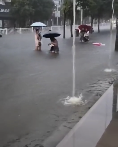 超大暴雨!漯河变水城,多辆轿车被淹只露车顶