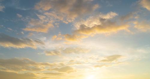 首页 视频素材 实拍视频  云雨水火  4k黄昏动态天空001