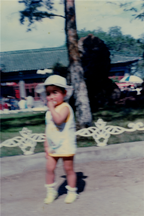 回忆起童年大家都有一些自己儿时好玩可爱的照片吧,大家都发发自己