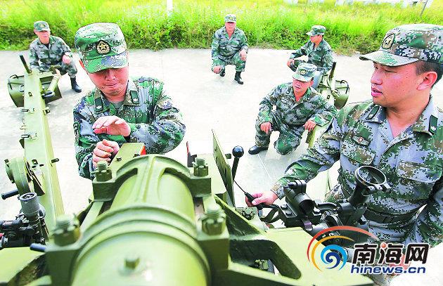 海南预备役步兵师某炮兵团在进行军事训练