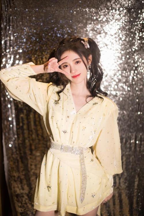 鞠婧祎扎双马尾辫,少女感满分,这发型杨幂李沁也都爱!