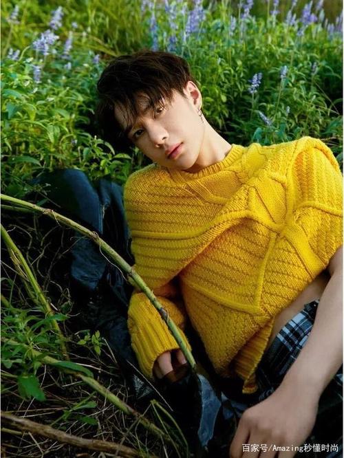 王一博本性难改,一脸麻雀斑不羁爱自由,性感巧露肉真