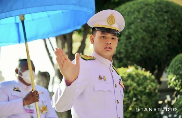 泰国16岁提帮功王子参加宋干节穿制服猪鼻孔抢镜王子气概全无