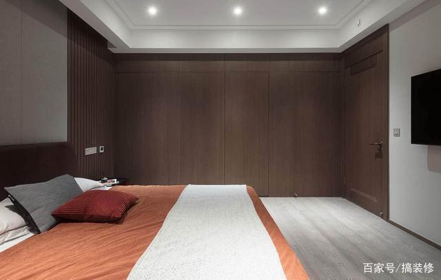 主卧的衣柜采用隐形门的设计将空间发挥到淋漓尽致,放眼看去还以为是