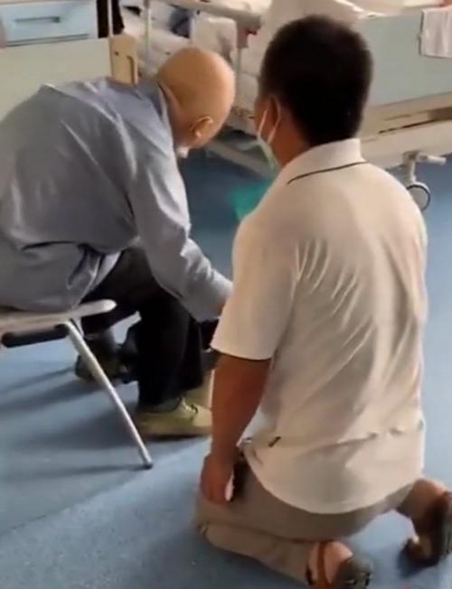 原创湖北:父亲重病不愿拖累儿子,男子下跪哀求别放弃,无奈又心酸