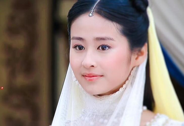 颖儿的颜值我是能get到的,但她是个可爱型小美女,也不适合香香公主.