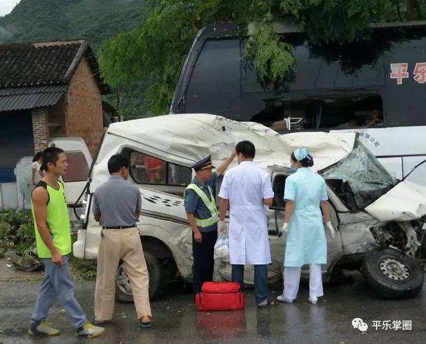 据现场目击者了解,面包车是从同安方向往二塘方向行驶,大客车是由平乐