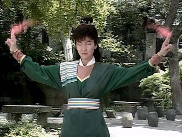 白素贞没出现之前,她女扮男装(也有人说,小青原本是男的,为了跟