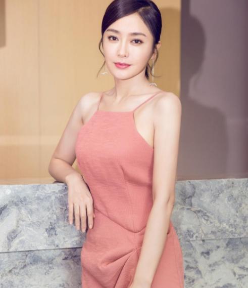 41岁的秦岚身材撩人尽显优雅端庄气质