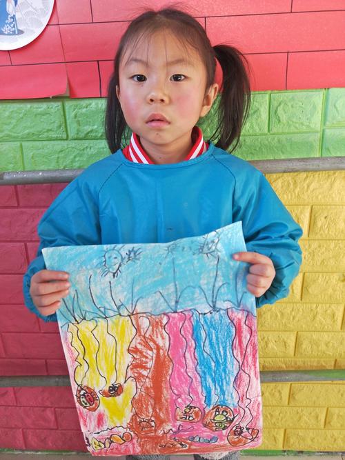 刘店幼儿园美术班:蜡棒画:《冬眠的小动物》.