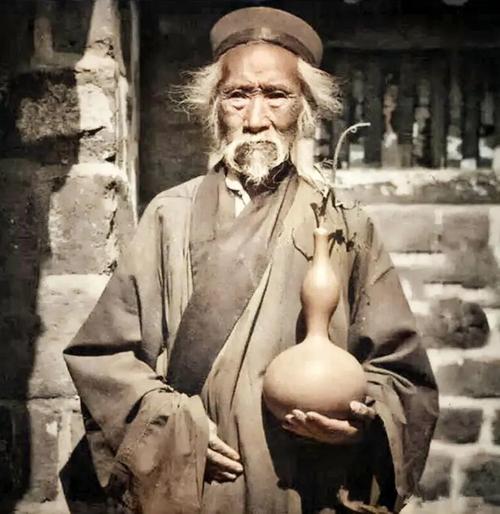 1937年,红军战士借宿龙王庙,老道士:想活命就把手榴弹