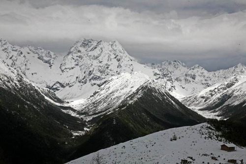 下蚀和展宽形成的典型冰川谷,两侧一般有平坦的谷肩,横剖面近似u型