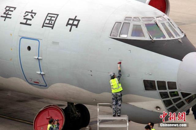 中国空军伊尔76运输机在300米高度搜寻海面
