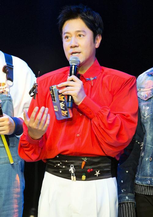 51岁蔡国庆开演唱会,穿几十年前春晚服装演出,风采依旧潮范十足