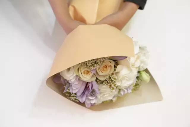 轻巧感圆形花束怎么包扎?