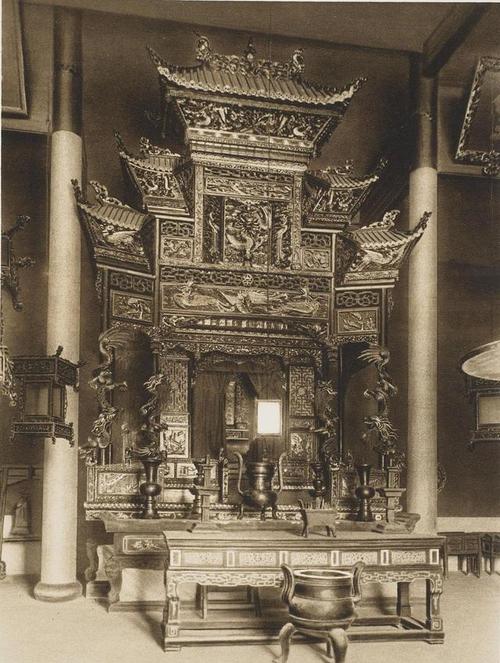 的祭坛,从柏石曼所摄的照片中,我们可以看到整个神龛雕制的极为精美