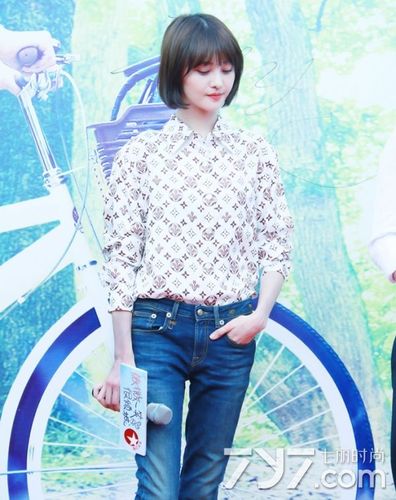 时尚 星闻 郑爽 look 4 :衬衫 牛仔裤 为了宣传近期热播剧《微微一笑