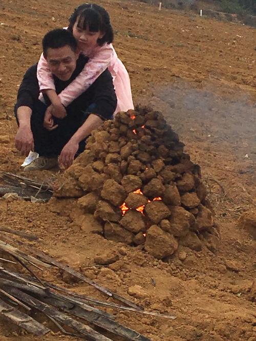 下午爸爸带我和妈妈到乡下找回忆--搭土窑烤鸡子,红薯.