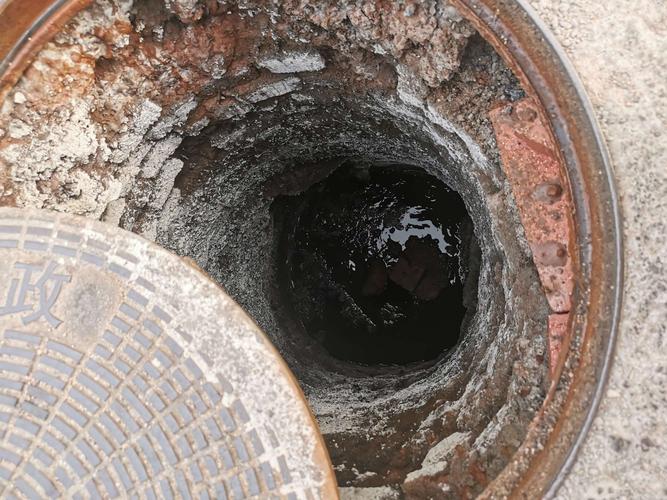 回民区文化宫街营坊道祥和南院小区路北污水井外溢,经勘察为小区内部