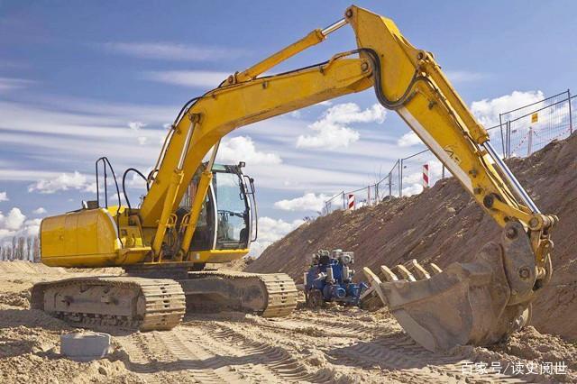 于是就橇到车尾,叫司机开车,只听一声巨响,铜棺从车尾掉了下来,被震开