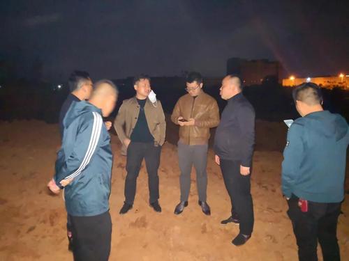 镇党委副书记,镇长敖巍一行夜晚督导重点项目建设工作
