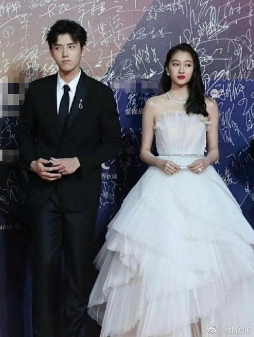 陈飞宇关晓彤金鸡奖同框 两人表情对称喜感十足