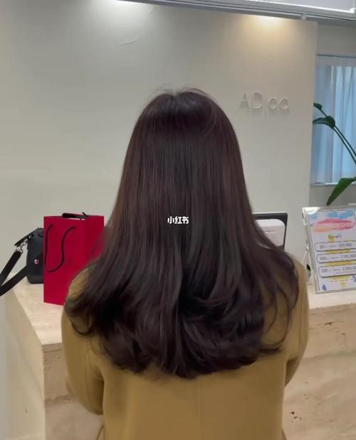 慵懒的微卷中长发什么脸型都适用!内扣烫发_发型_烫发