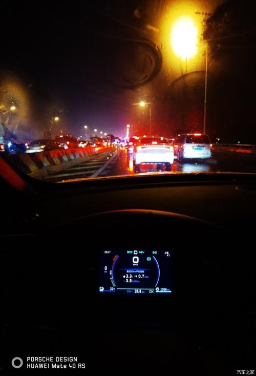 网友实测秦plus北京周五晚高峰拥堵 下雨 满载测试亏电油耗