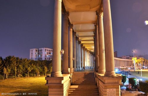 广场一角的罗马柱走廊图片