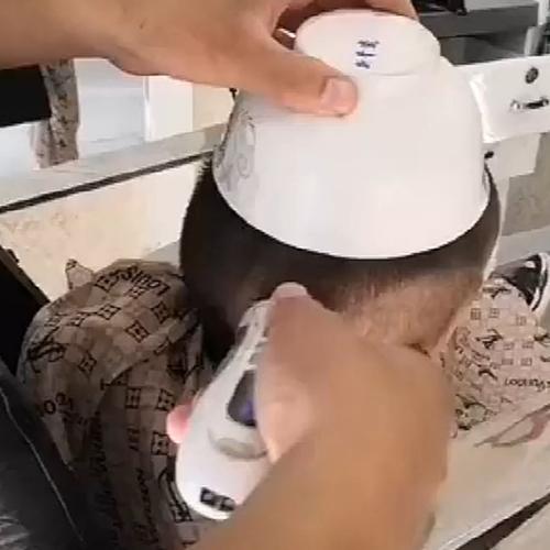带孩子去理发店剪锅盖头,理发师接下来的举动,让妈妈笑弯了腰
