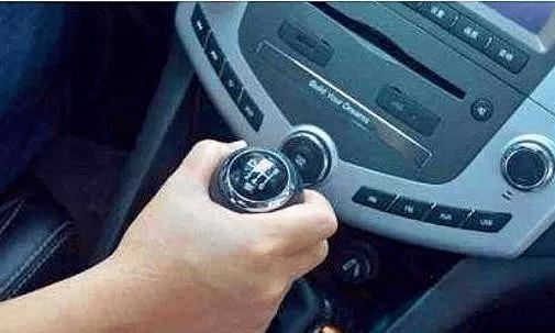 新手司机注意,手动挡停车时4大"禁忌"不能做,别怪没提醒你