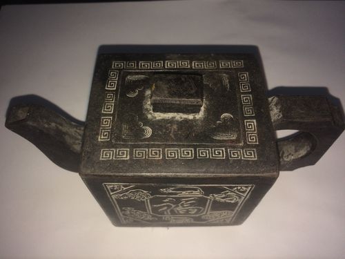 藏品名称:高彩荣制12生肖紫砂壶藏品规格:高:约9