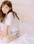 日本少女性感白皙美腿床上诱人极品写真