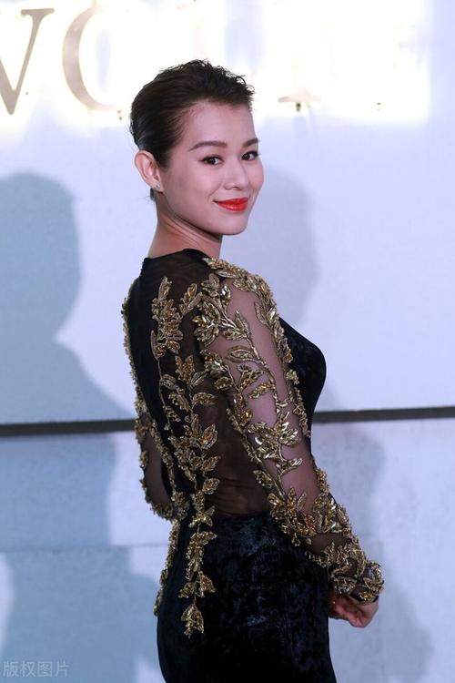 42岁胡杏儿太高级,穿黑色鱼尾裙身材凹凸有致,哪像是三胎妈妈