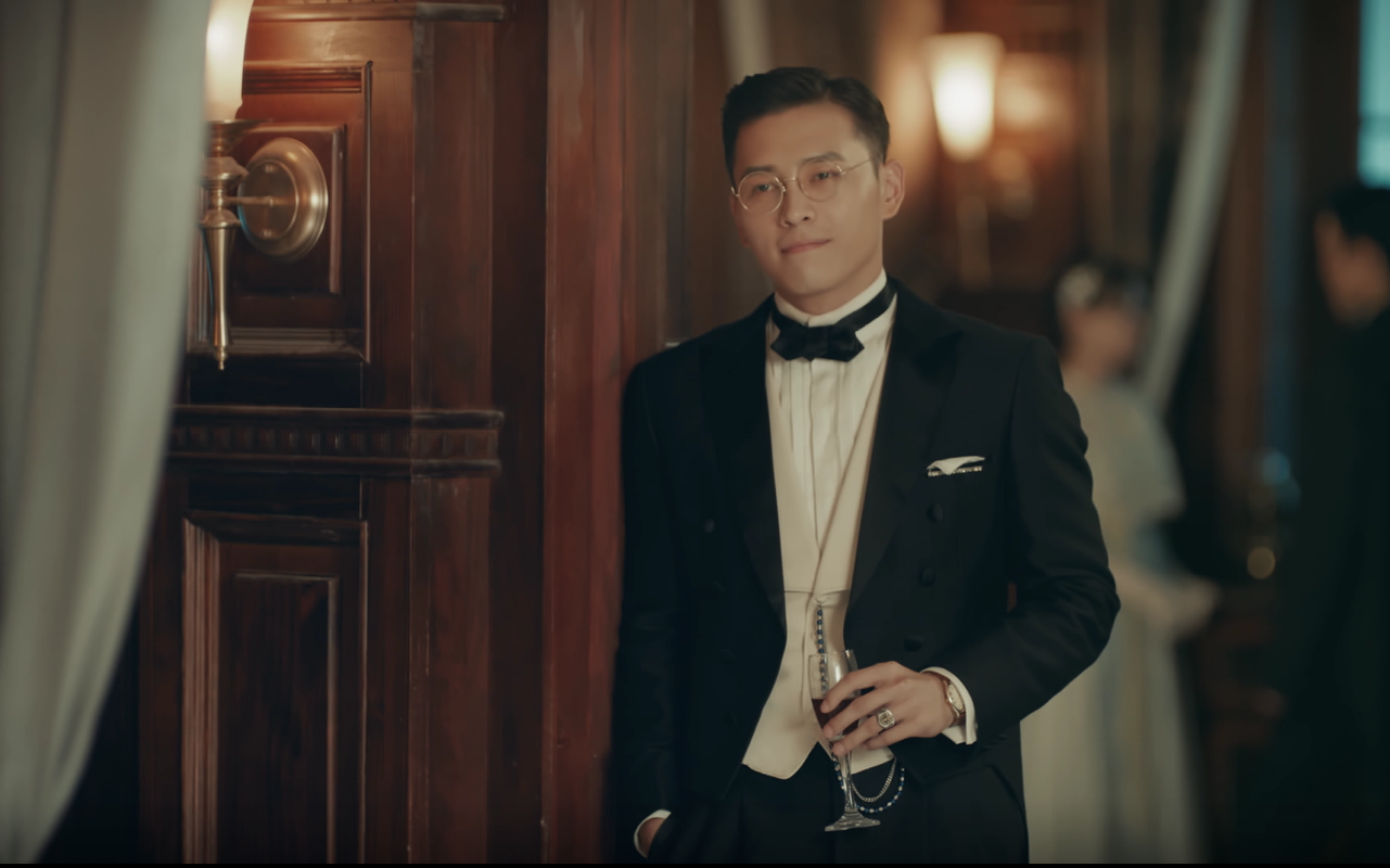 这是剧中的沈听白,实际上饰演沈听白的演员洪尧现实生活中,跟戏内的