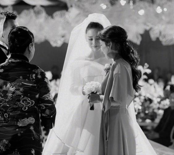 张馨予选择了今年最流行的缎面婚纱,从婚纱照到婚礼当天选择的婚纱都