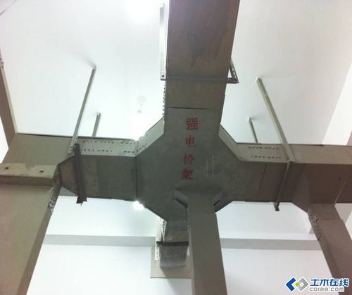 桥架与水管交叉处桥架在上,实在没法布置的在桥架上方要做一挡水罩