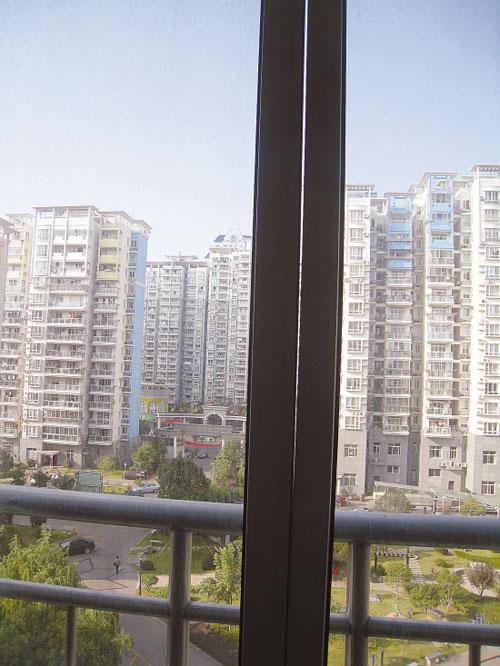 小区高层住户靠北边的窗户,不管怎麼关都留著一条缝.