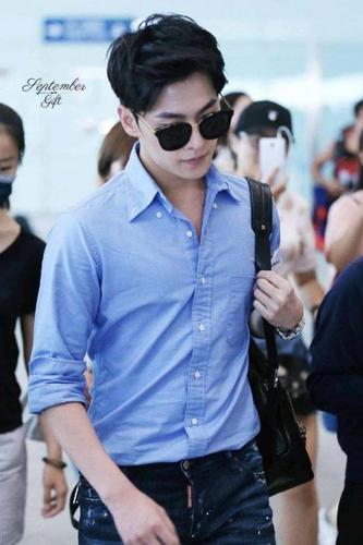 杨洋最新街拍写真大片,蓝衬衣墨镜造型帅到爆